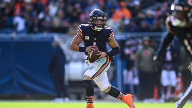 Chicago Bears QB Justin Fields scrambles